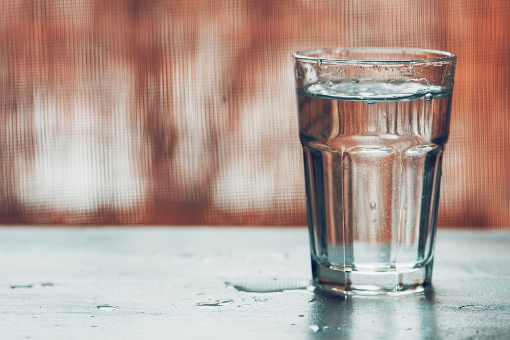 Botellas Y Vasos Para Beber Alcohol Dibujo Aislado De