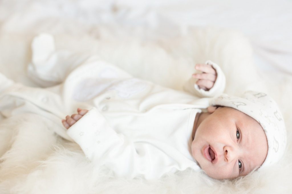 Bebé acostado en una cama

Descripción generada automáticamente con confianza media