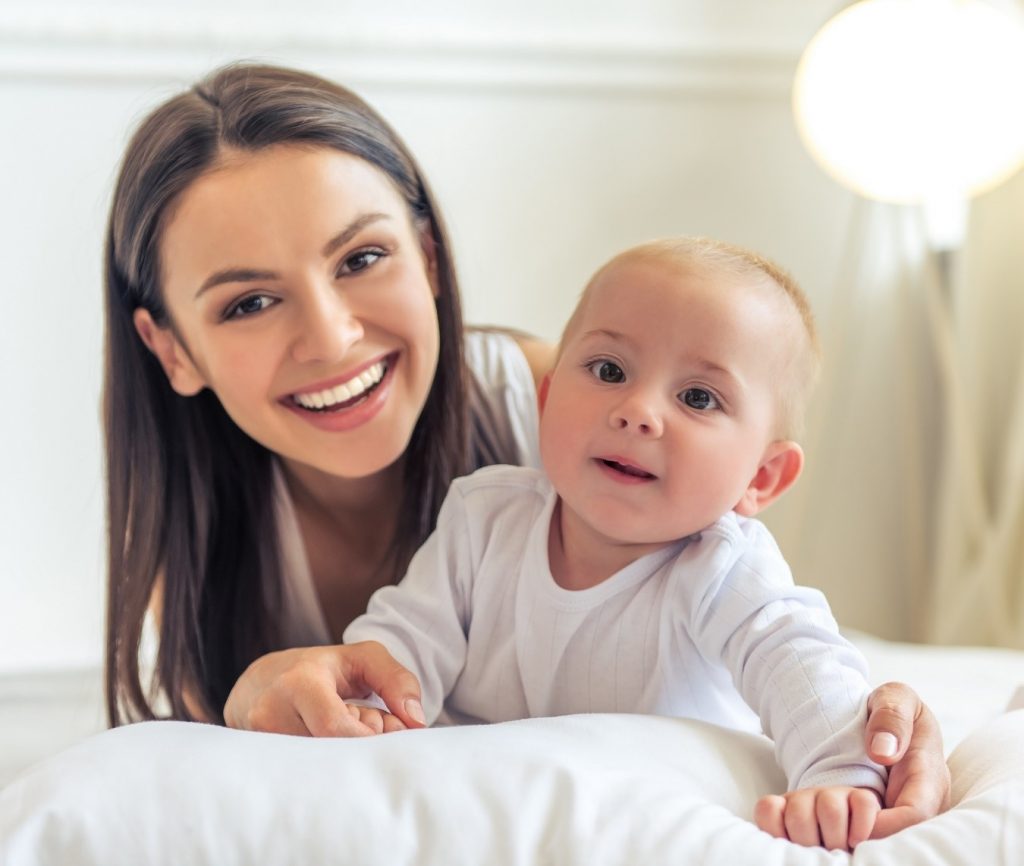 Una mujer con un bebé sonriendo

Descripción generada automáticamente con confianza media