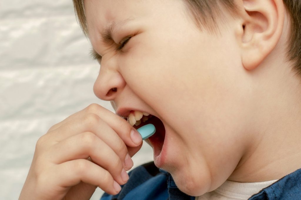 Un niño con un cepillo de dientes en la boca

Descripción generada automáticamente con confianza baja