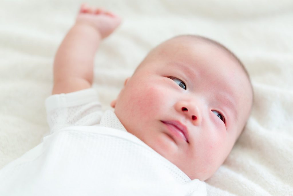 Bebé acostado en una cobija blanca

Descripción generada automáticamente con confianza media