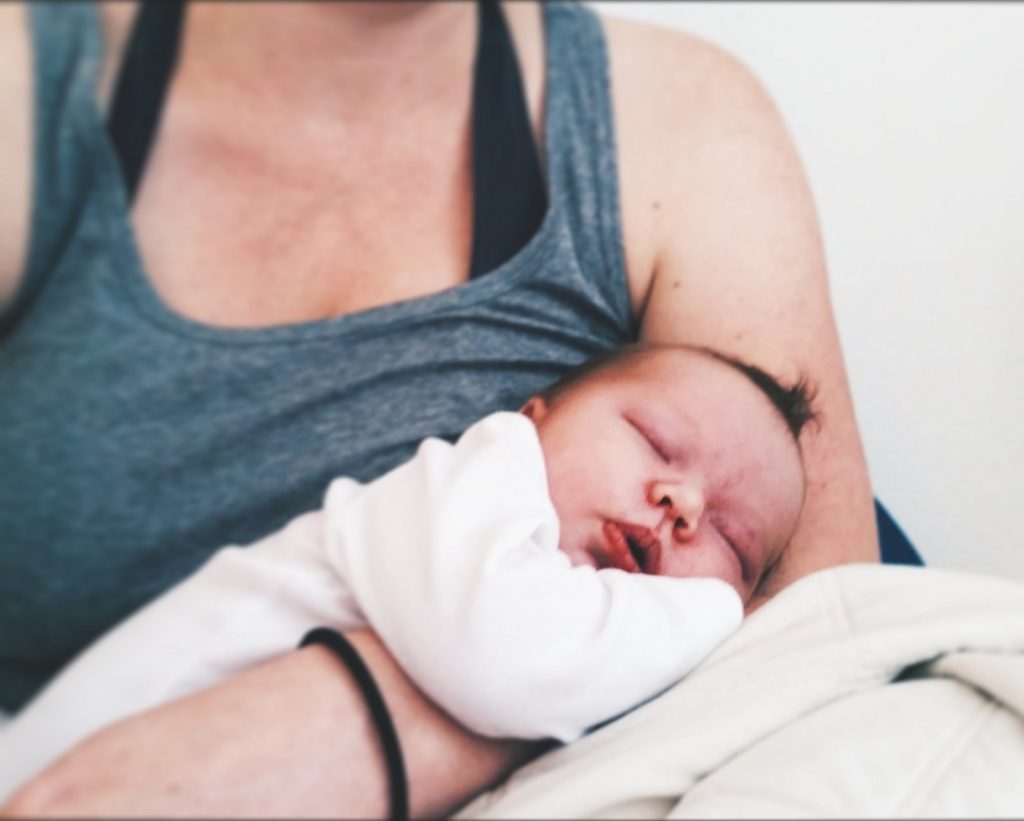 Una mujer con un bebé en sus brazos

Descripción generada automáticamente con confianza baja