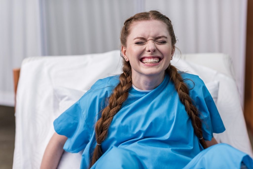 Mujer sonriendo con una camisa azul

Descripción generada automáticamente con confianza media